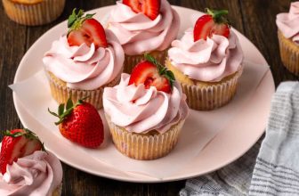 Strawberry Cupcakes | Cookies and Cups